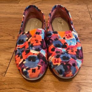 Women’s Toms slip on shoes